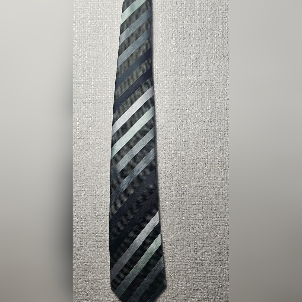 BCBG Attitude 100% Silk Men’s Tie Black Gray On Olive Striped Classic Width